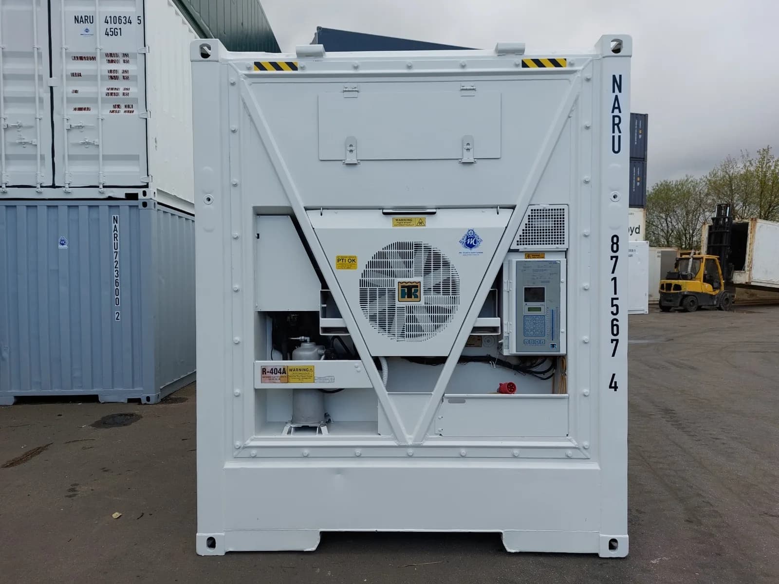 Capăt cu agregat frigorific pe un container reefer fără marcaje