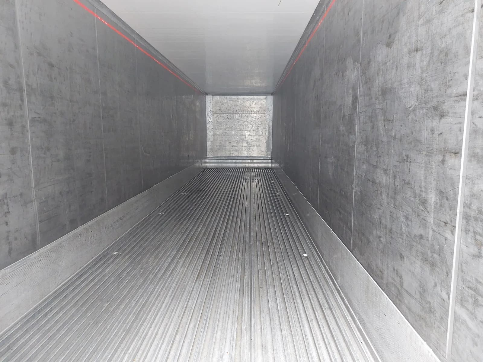 Container frigorific: detaliu - interior recondiționat curat