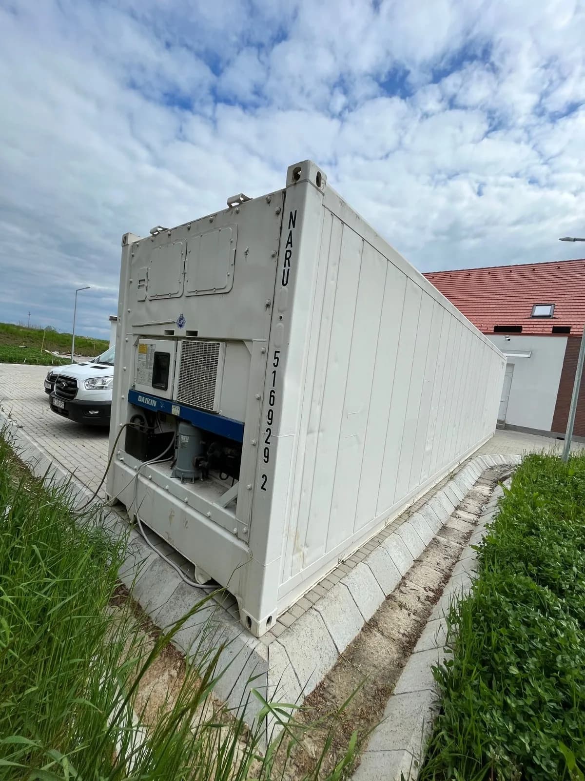 Container frigorific așezat pe fundație, cu agregatul vizibil