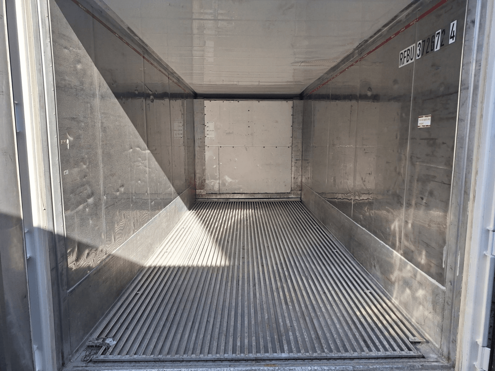 Container frigorific 6 m recondiționat - interior luminos văzut din zona ușilor