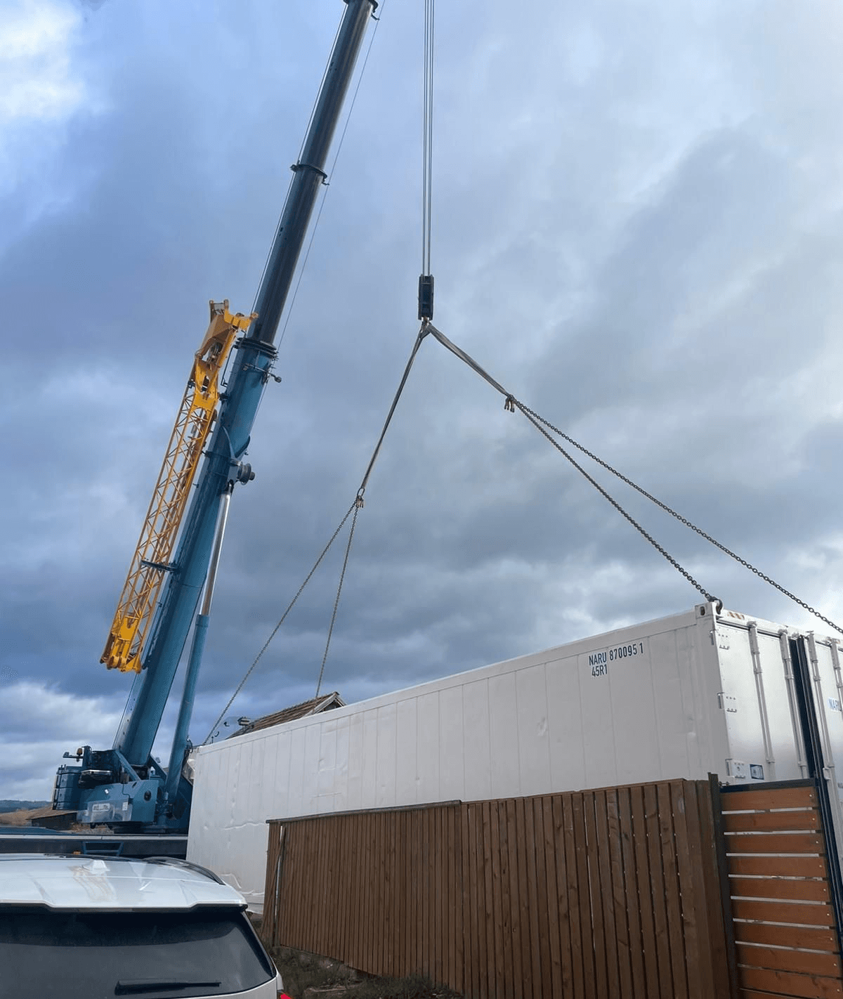 Container frigorific descărcat cu macara pentru amplasare