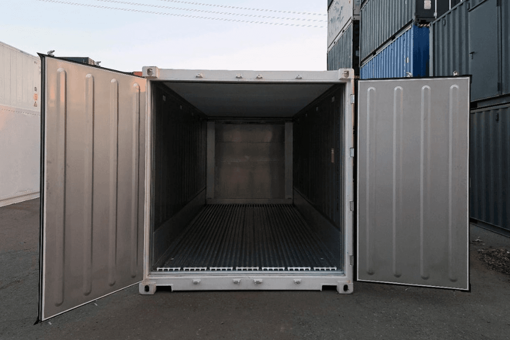 Container frigorific 6 m recondiționat - interior gol pentru verificarea podelei și pereților
