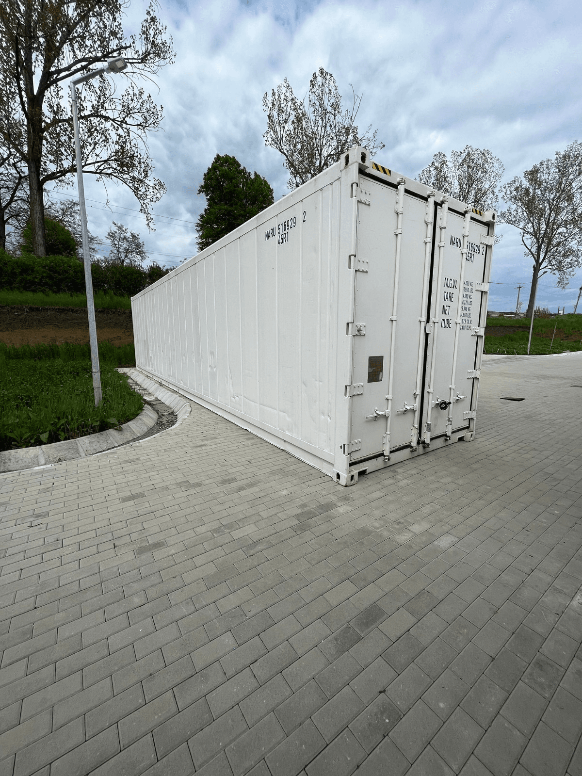 Container frigorific 12 m nou - container amplasat pe suprafață pavată